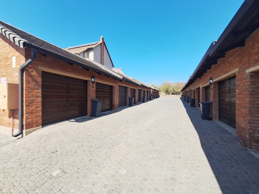 To Let 3 Bedroom Property for Rent in Meerhof North West